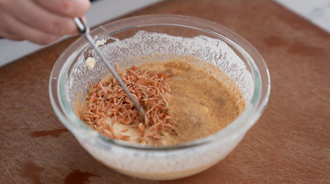 はしまきの生地を作る様子