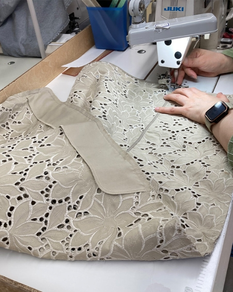 ミシンで生地を縫い合わせている写真