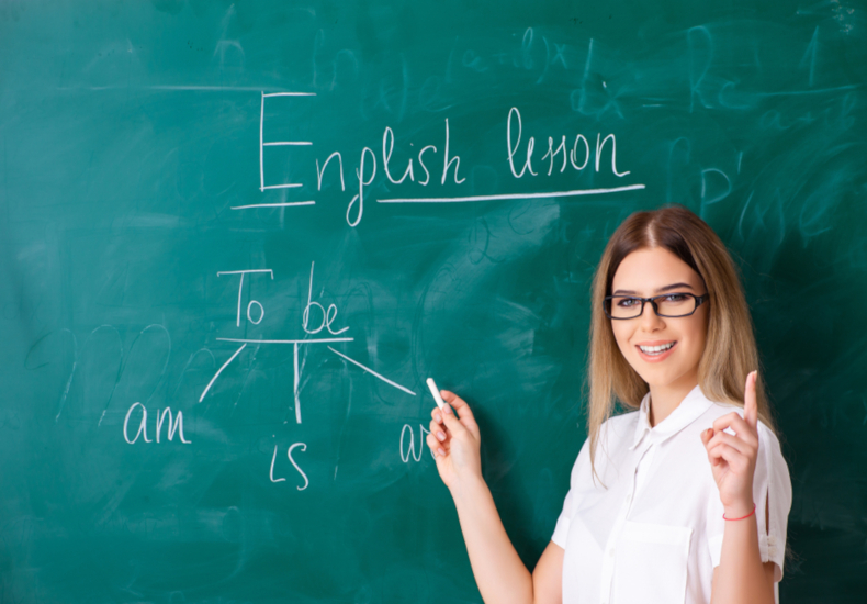 黒板の前で英語の授業をする女性