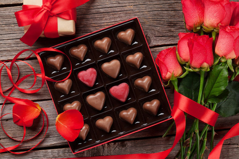 箱詰めされたハート型のチョコレートと赤い薔薇