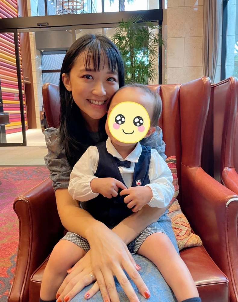 子供を膝に座らせた竹内由恵さん