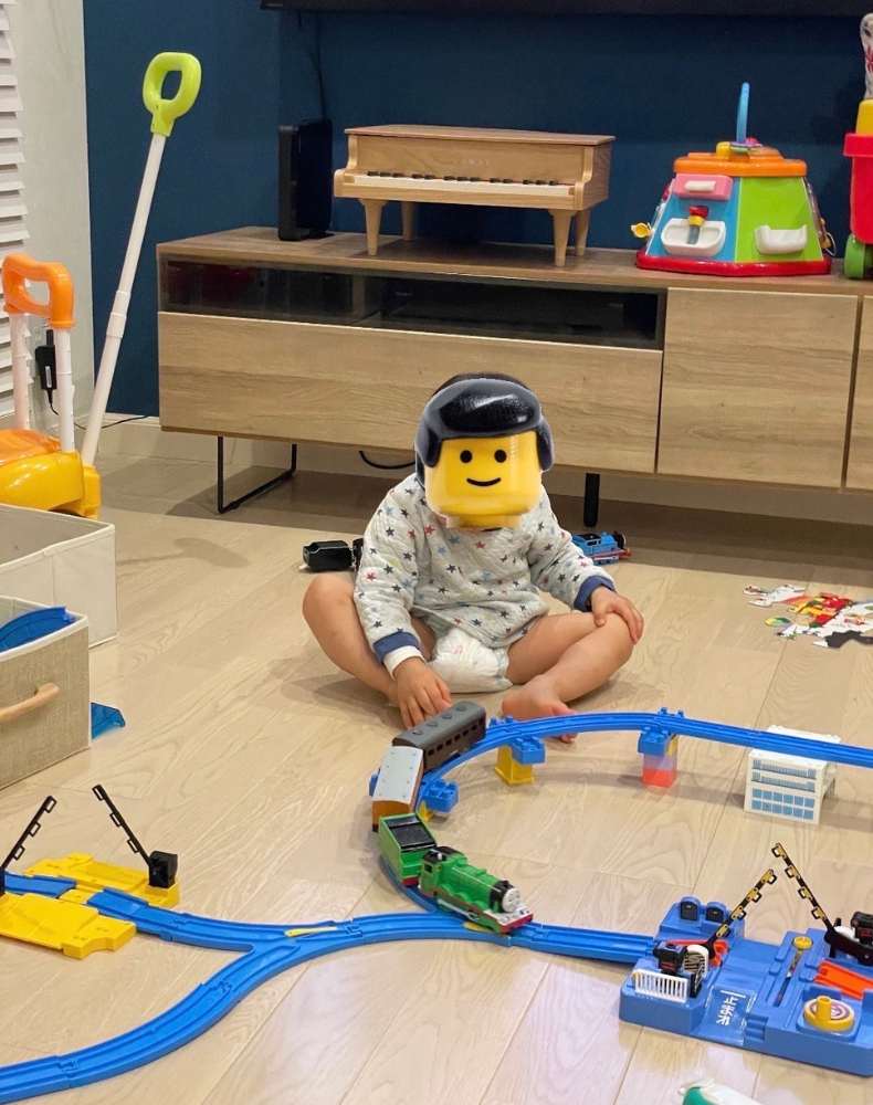 子供がプラレールで遊んでいる