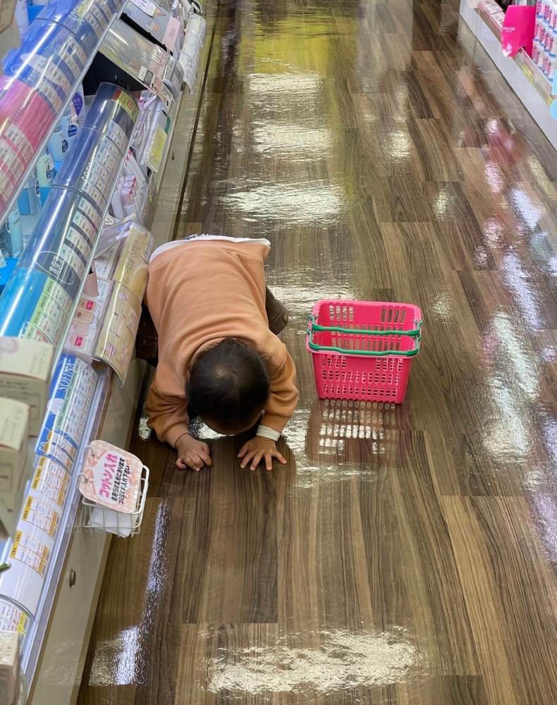 子供がスーパーにいる