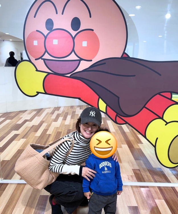 アンパンマンミュージアムで記念撮影する徳島えりかアナ
