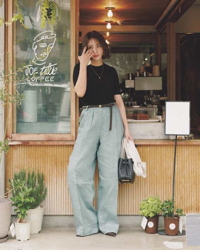 黒Tシャツ×ミントグリーンパンツコーデ