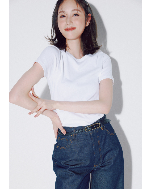白Tシャツ×デニムパンツコーデ