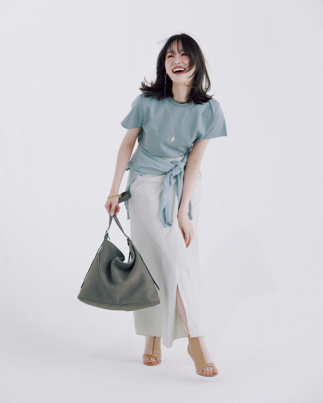 くすみブルーTシャツ×腰に巻いたくすみブルーのカーディガン×白井とグレーのタイトスカート×ベージュサンダルコーデ