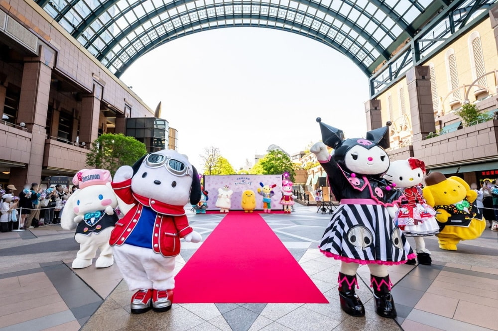 観客に向かってポーズをとるキャラクターたちの写真