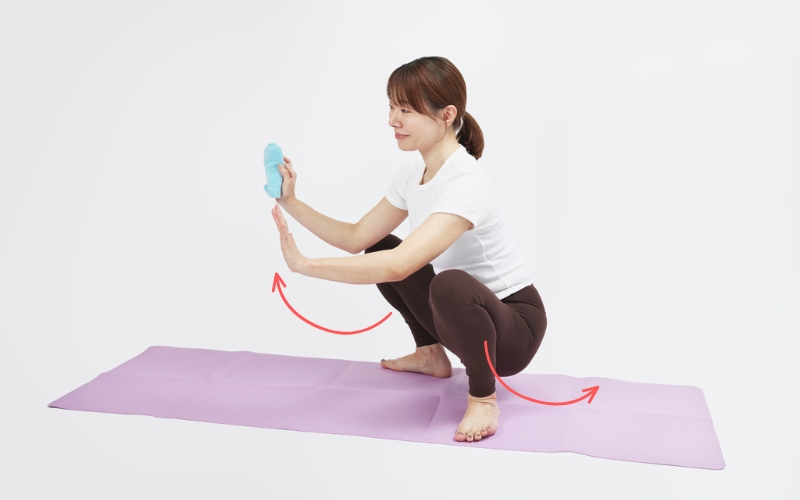 お風呂掃除をしながら、股関節ストレッチ