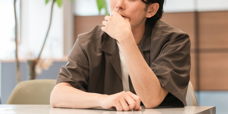 険しい顔をした男性の写真