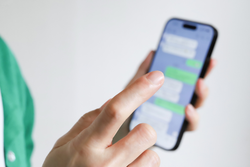 スマホを触る女性