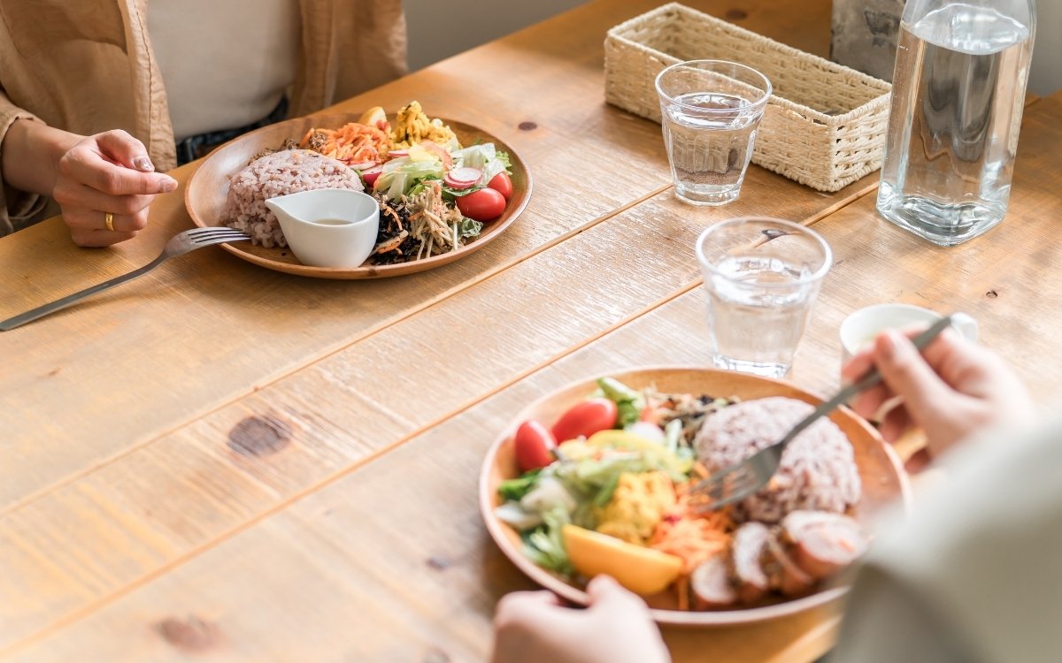 カフェプレートを食べている女性二人の写真