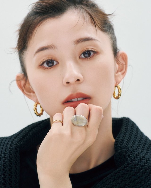ストーンアクセとTサヤツコーデ