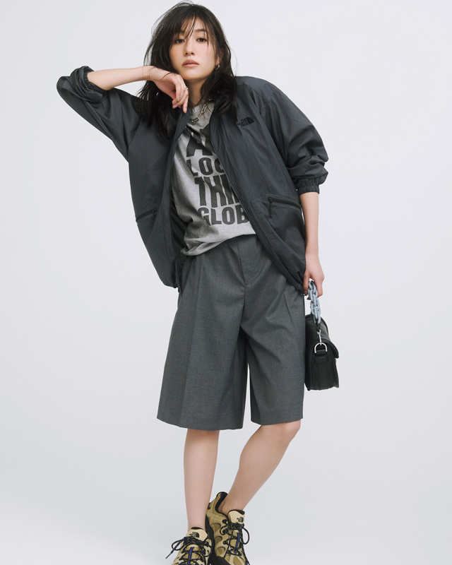 ブルゾン×ロゴT×ハーフパンツ