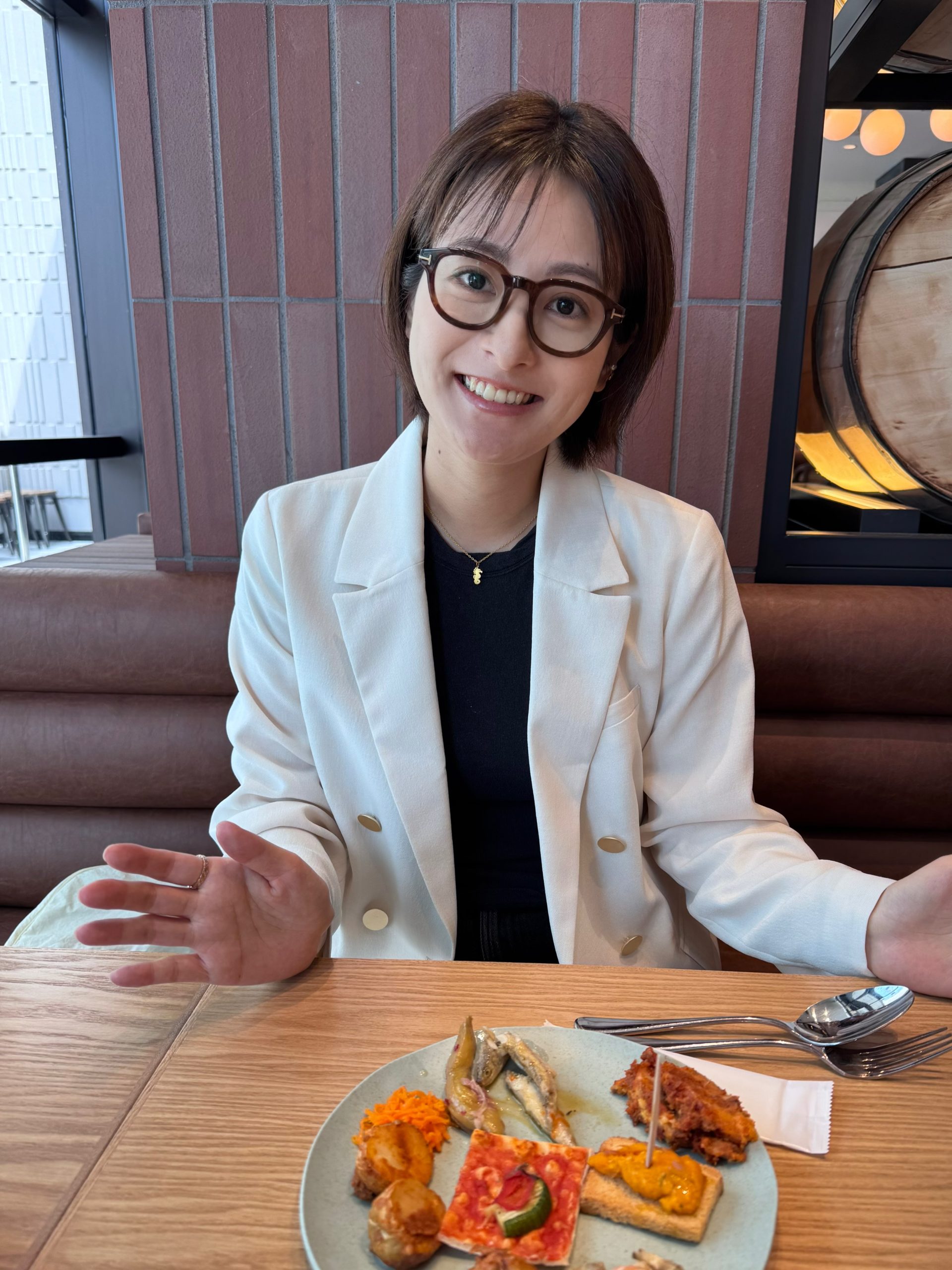 ランチを楽しむ徳島えりかアナ