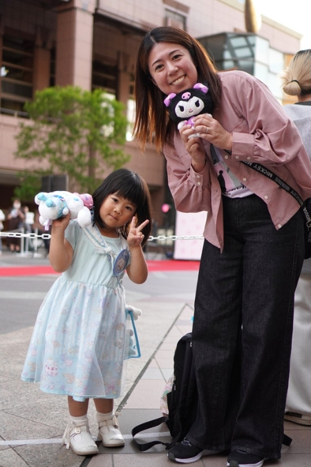 クロミファンのママとシナモロールファンの娘さん親子のスナップ