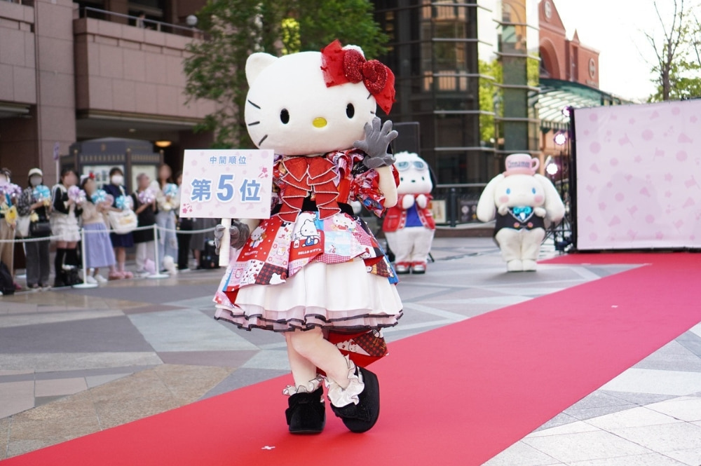 カメラに向かってポーズをとるハローキティの写真