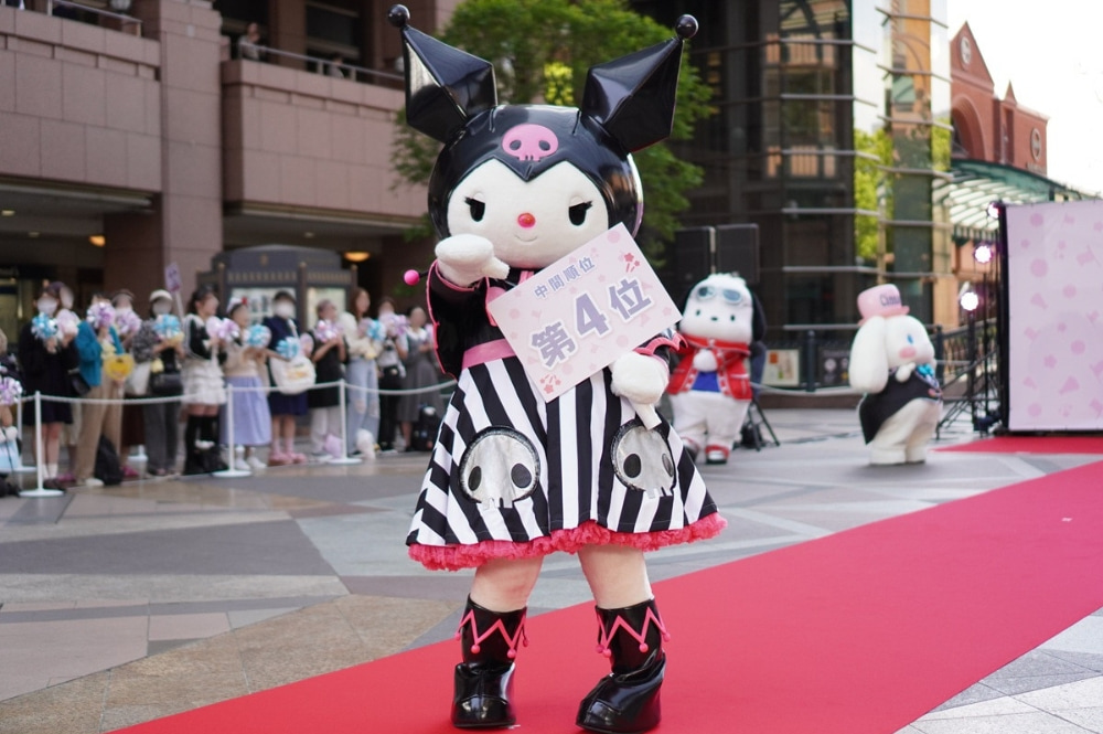 カメラに向かってポーズをとるクロミの写真