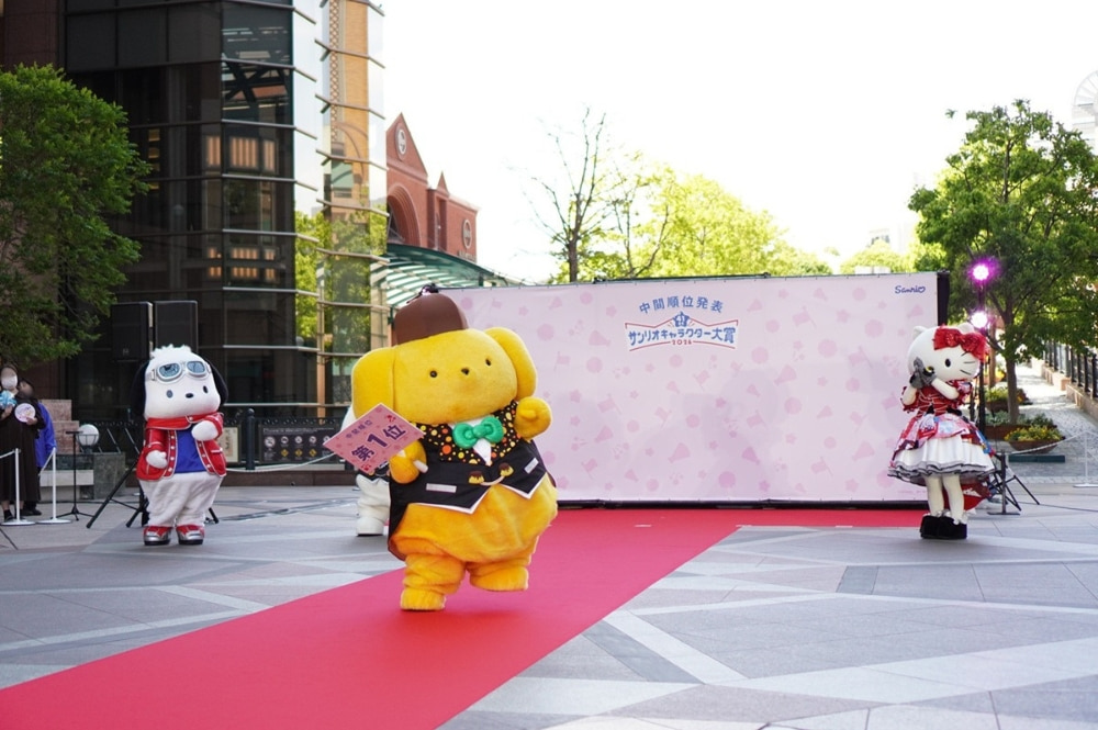 ランウェイを歩くポムポムプリンの写真