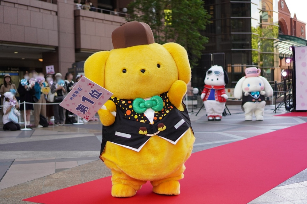 カメラに向かってポーズをとるポムポムプリンの写真