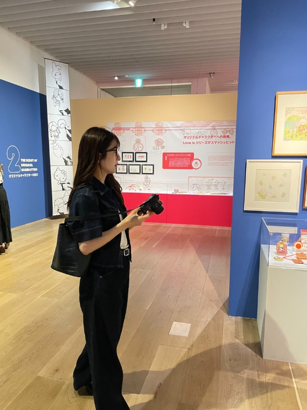 展示物をながめる森さんの写真