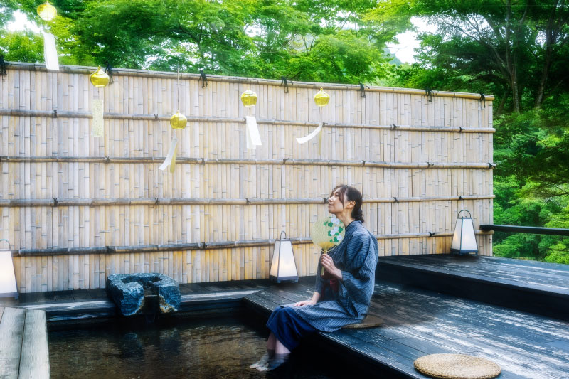 足水に浸かりながら涼んでいる人の写真
