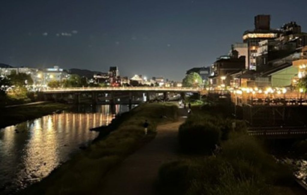 夜の鴨川の様子