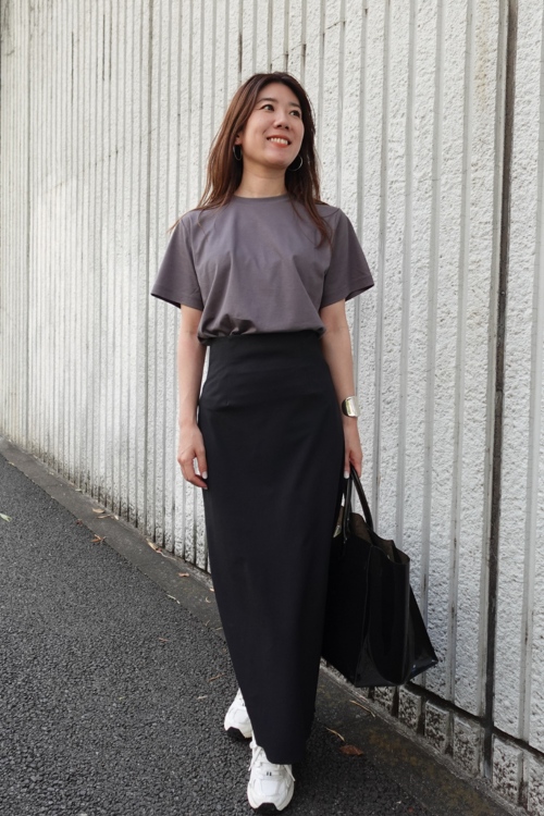 グレーのTシャツを着る宮本萌さん