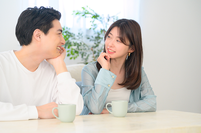 笑顔で見つめ合うカップル・男女