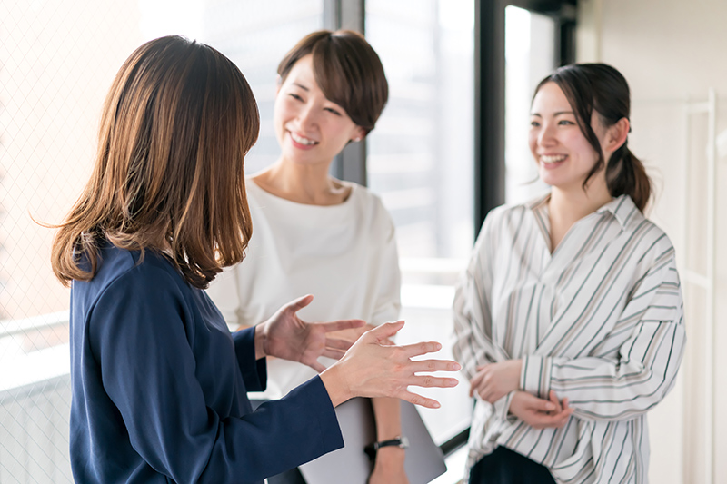 話をする女性・ビジネスウーマン