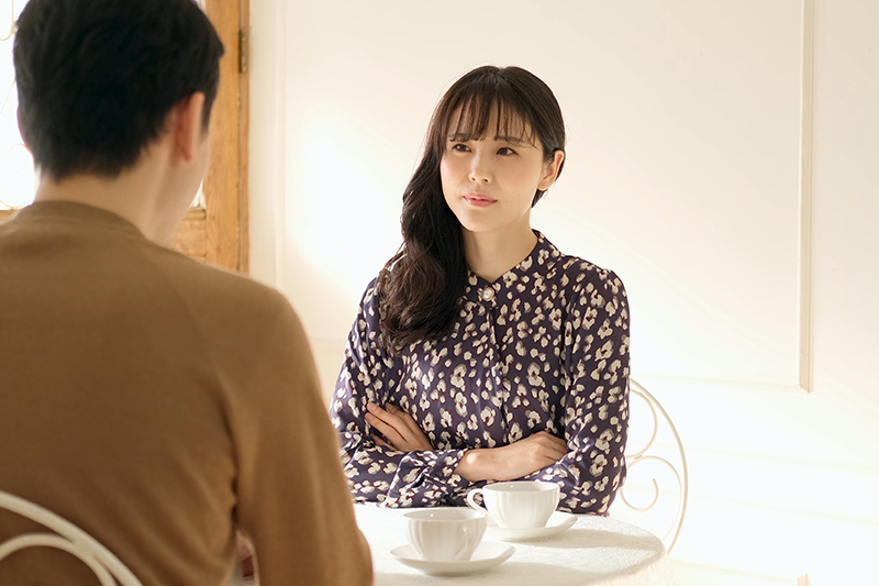 カフェで話をする男女