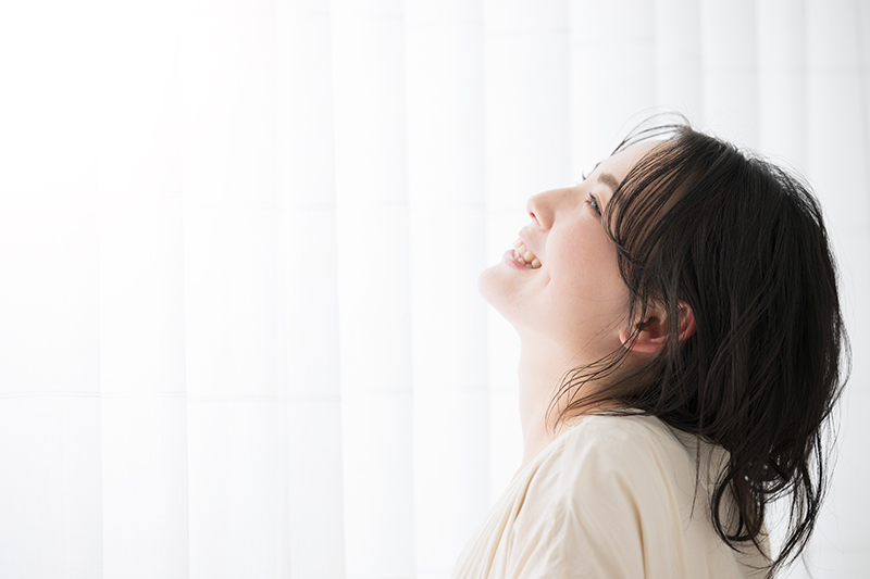 笑顔の女性・前向きな女性のイメージ