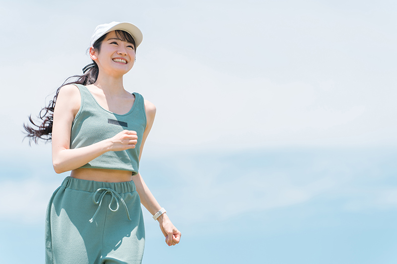 ランニングをする女性