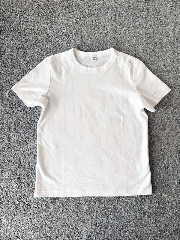 GUの白Tシャツ