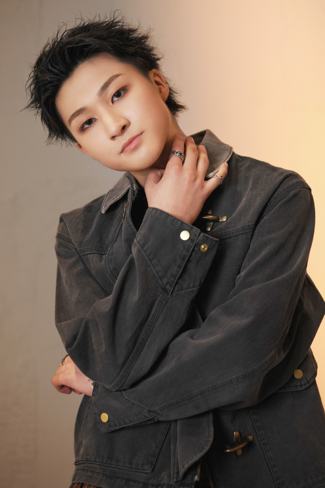 ブルゾンを着用したKANTAさん