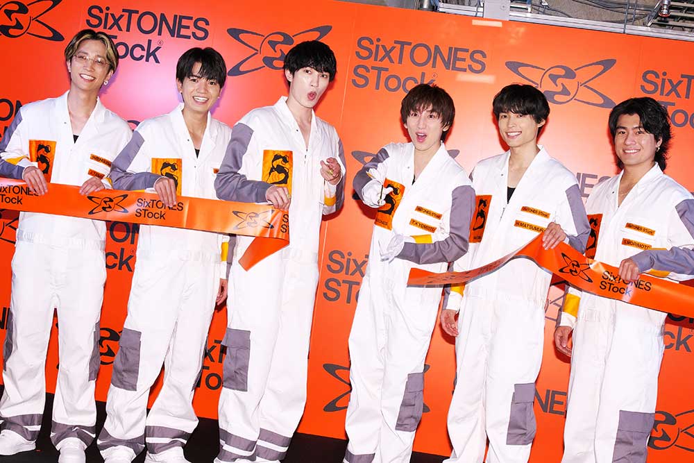 SixTONESのメンバー6人。SixTONES STockテープカットセレモニーの様子
