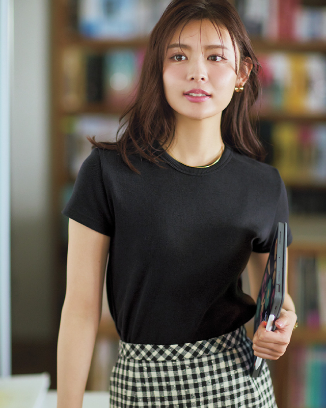 黒Tシャツ×白黒ギンガムチェックのタイトスカートコーデ