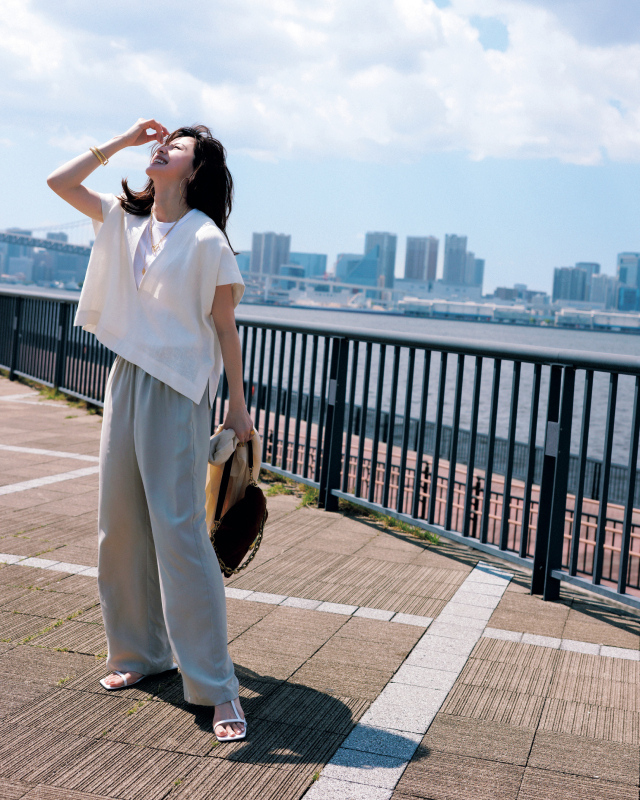 白Tシャツ×グレーのイージーパンツ×白サンダルコーデ