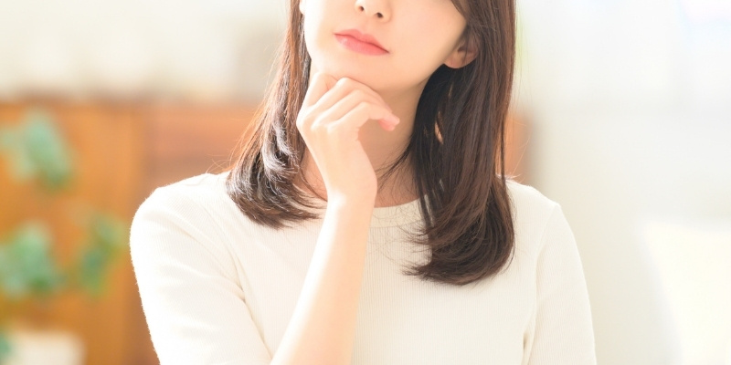 考える女性の写真