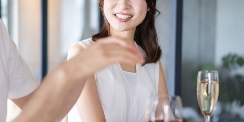 笑顔で会話する男女の写真