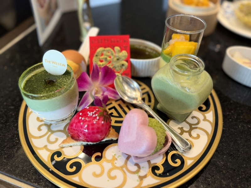 抹茶やイチゴ、ハート型のスイーツなどを載せたお皿の写真