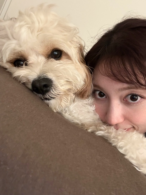 カメラ目線の愛犬とAKIKAさんのアップショット