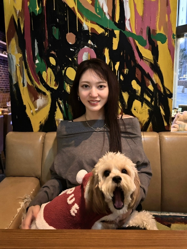 ムンクの叫びのような不思議な表情の愛犬とAKIKAさんのツーショット
