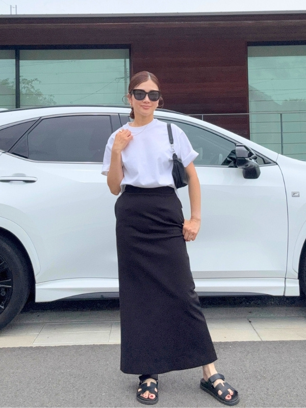 白T×黒タイトスカートコーデの写真