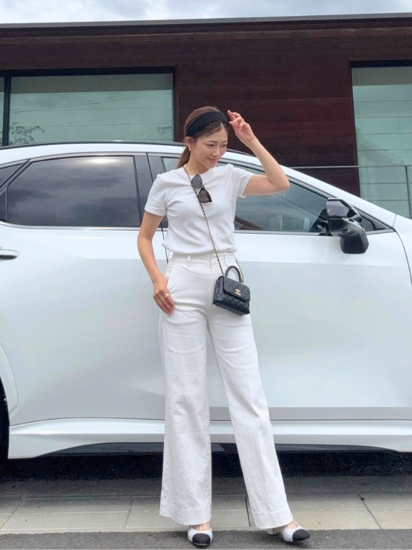 白T×白パンツコーデの写真