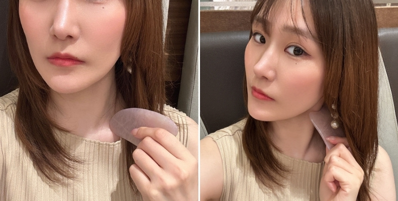 かっさを手に取るAYUMIさんの写真