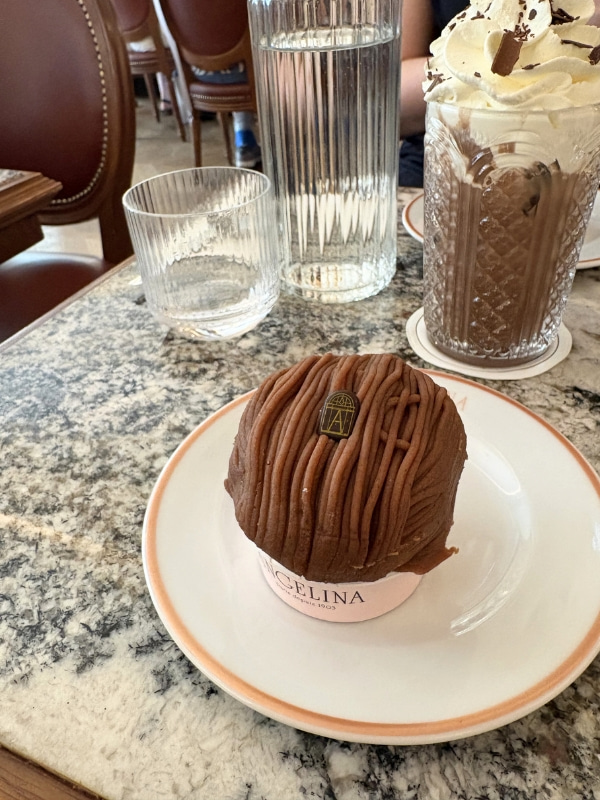 モンブランとホイップクリームが乗ったドリンクの写真