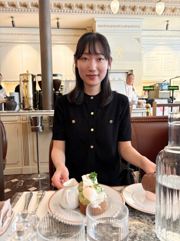 カフェを楽しむ藤田さんの写真