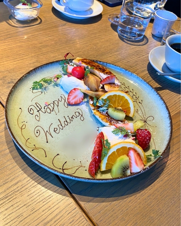 フルーツとケーキが盛られたウェディングプレートの写真