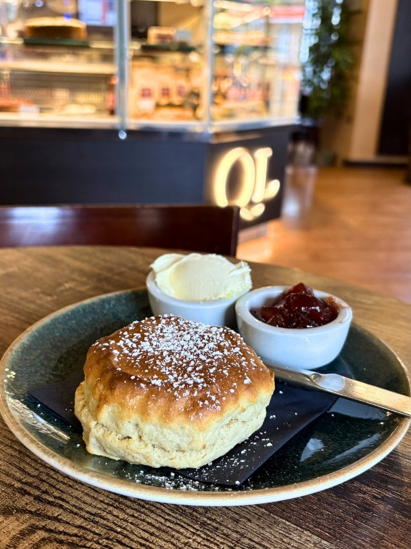 スコーンとクリーム・ジャムの写真